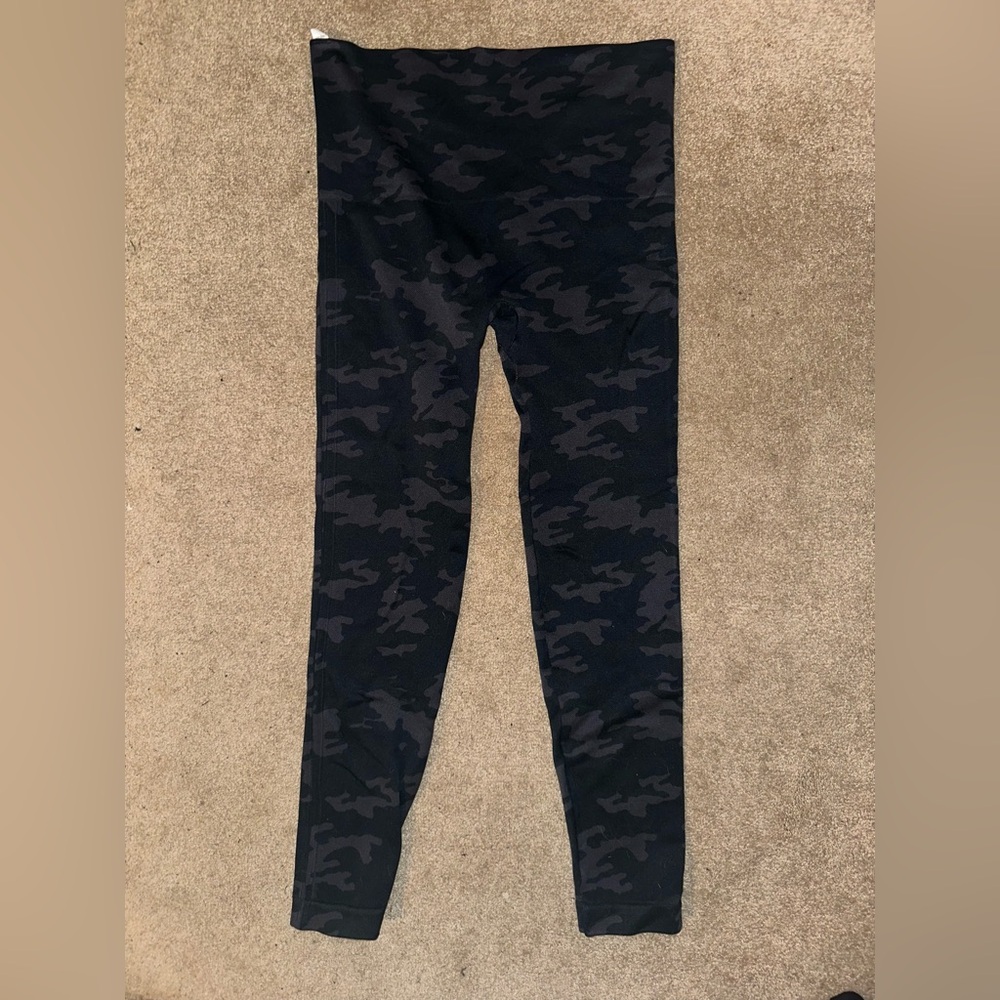 Spanx black camo leggings size large